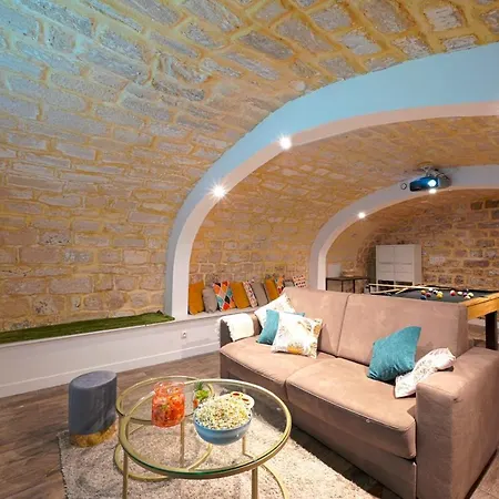 Atypical & Spacious Close To Beautiful Park Morceau